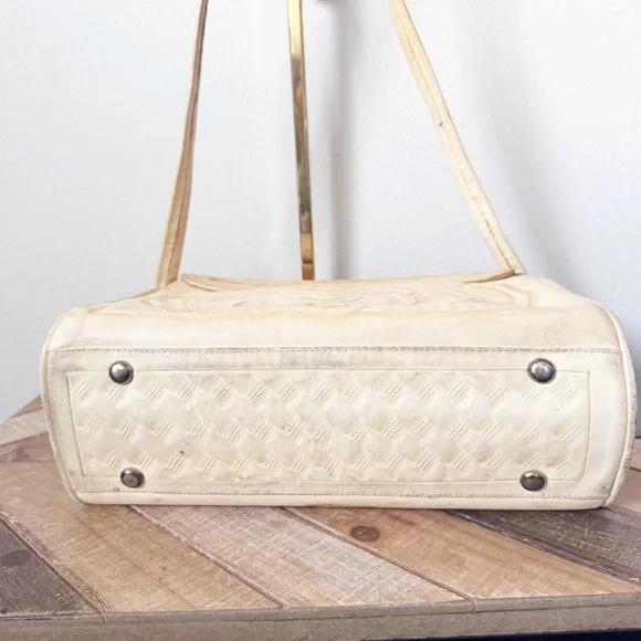 Avelar Hand Tooled Cream Leather Bag - Picture 5 of 11